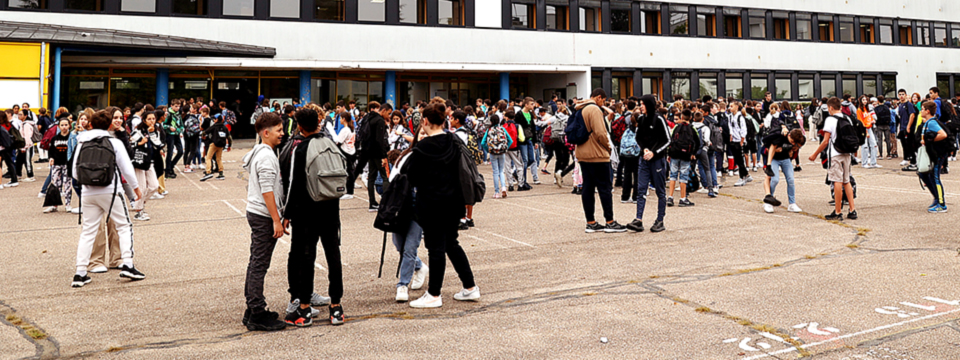 photographie de collégiens devant un établissement scolaire