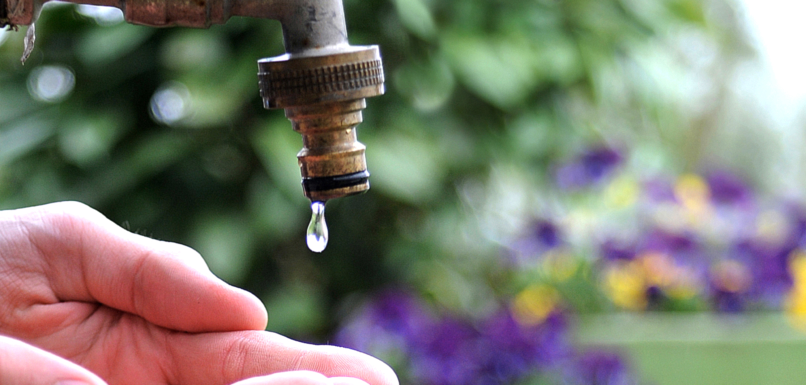 goutte d'eau tombant d'un robinet